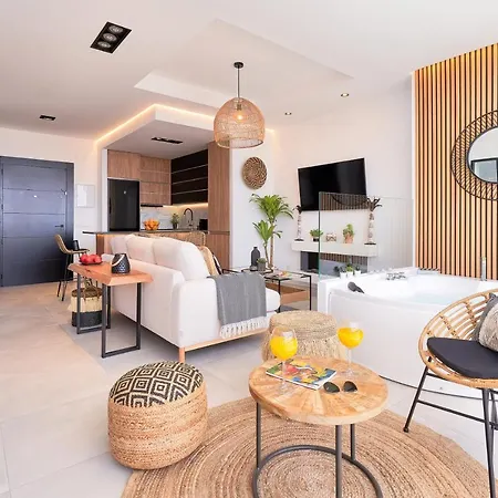 Pura Vida Luxury With Jacuzzi Apartment